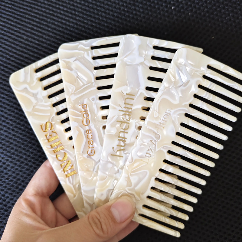 Como os pentes de cabelo de acetato se comparam aos pentes de chifre?